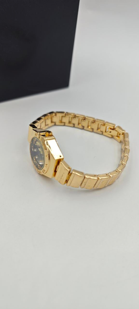 DIŞI ALTIN İÇİ SİYAH YUVARLAK BAYAN SAAT