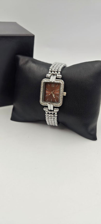 DIŞI GÜMÜŞ İÇİ KAHVERENGİ KARE BAYAN SAAT