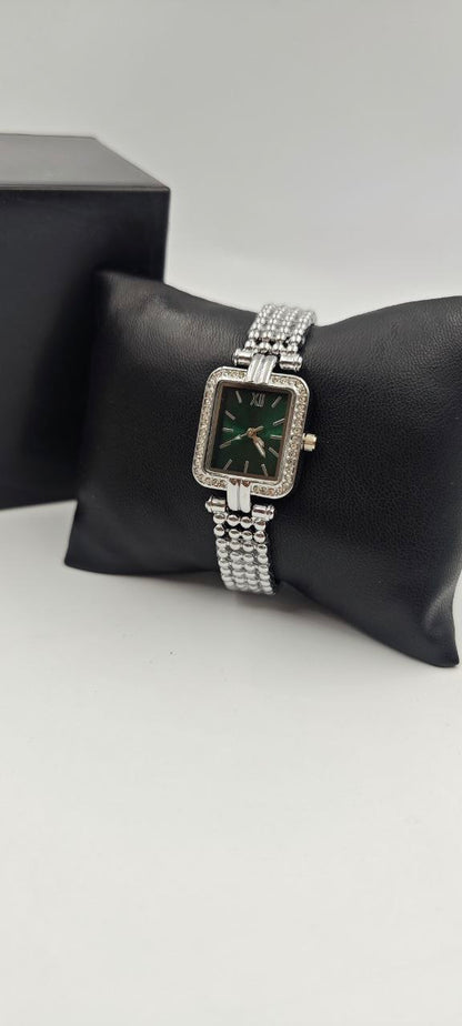 DIŞI GÜMÜŞ İÇİ YEŞİL KARE BAYAN SAAT