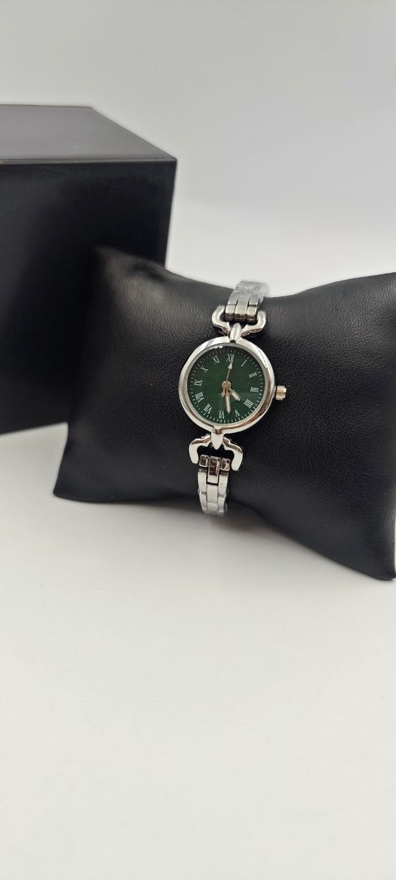 DIŞI GÜMÜŞ İÇİ YEŞİL YUVARLAK SAAT