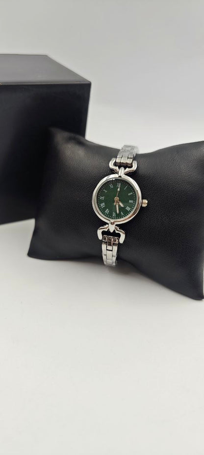 DIŞI GÜMÜŞ İÇİ YEŞİL YUVARLAK SAAT