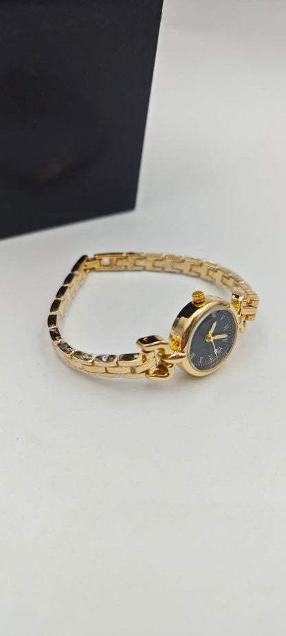 DIŞI GOLD İÇİ SİYAH YUVARLAK BAYAN SAAT