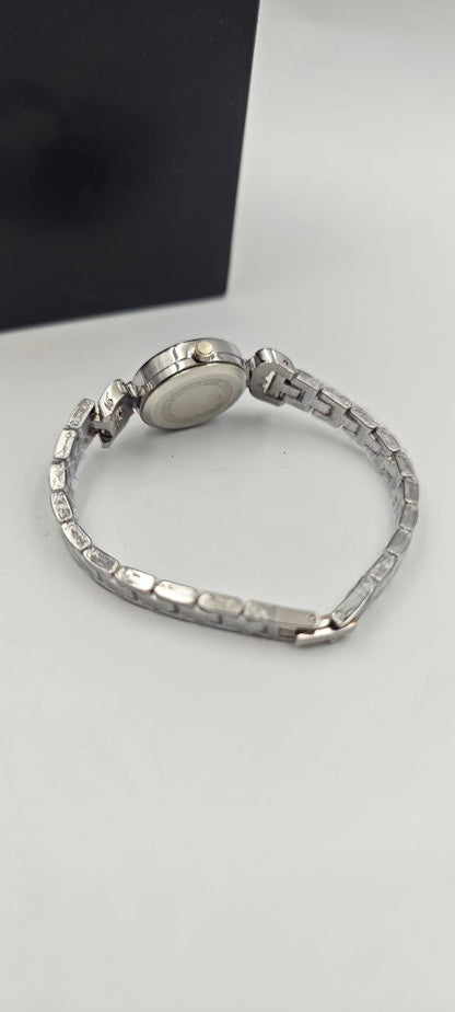 DIŞI GÜMÜŞ İÇİ YEŞİL YUVARLAK SAAT