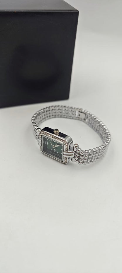 DIŞI GÜMÜŞ İÇİ KAHVERENGİ KARE BAYAN SAAT