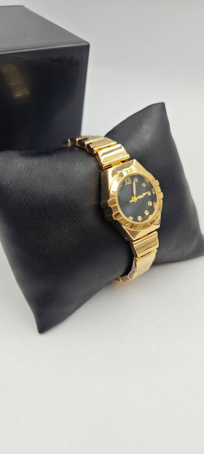 DIŞI ALTIN İÇİ SİYAH YUVARLAK BAYAN SAAT