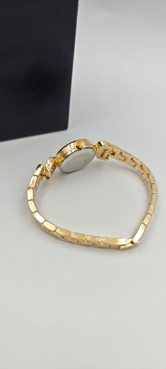 DIŞI GOLD İÇİ KIRMIZI YUVARLAK BAYAN SAAT