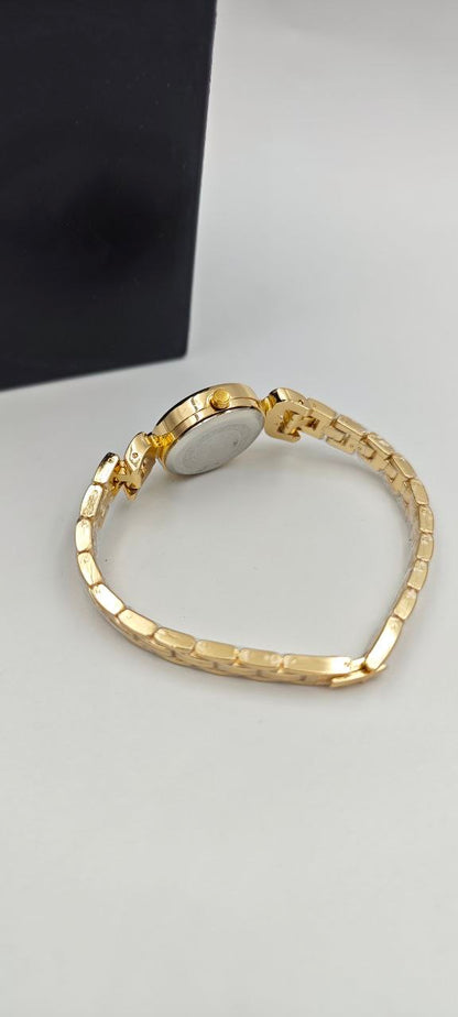 DIŞI GOLD İÇİ KIRMIZI YUVARLAK BAYAN SAAT