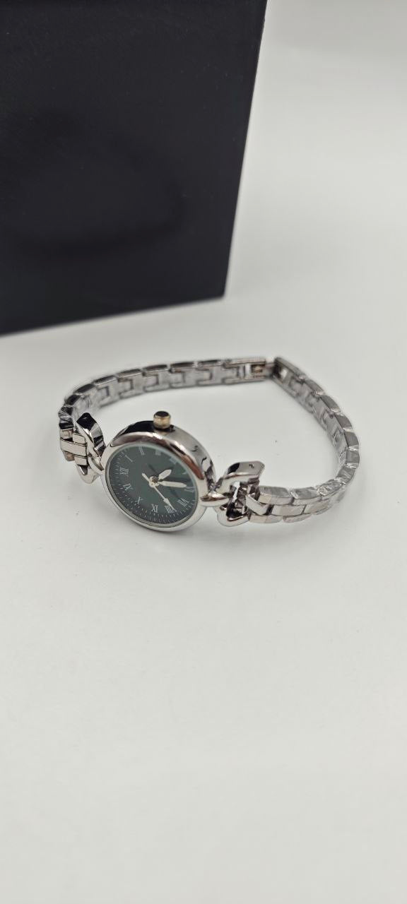 DIŞI GÜMÜŞ İÇİ YEŞİL YUVARLAK SAAT