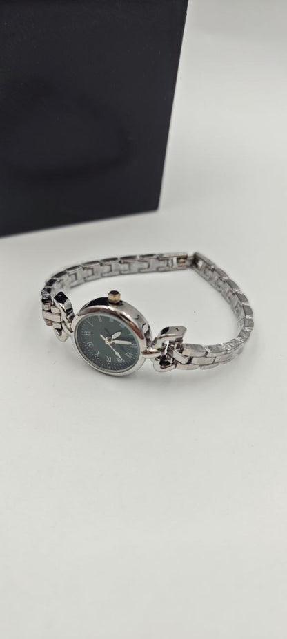 DIŞI GÜMÜŞ İÇİ YEŞİL YUVARLAK SAAT