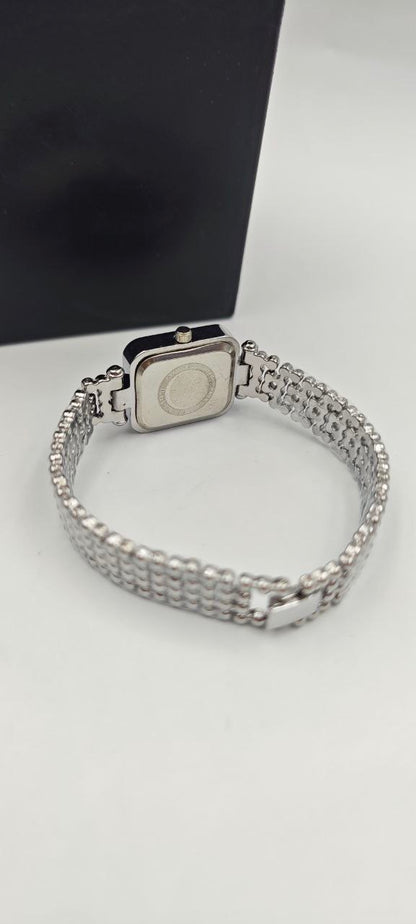 DIŞI GÜMÜŞ İÇİ MOR KARE BAYAN SAAT