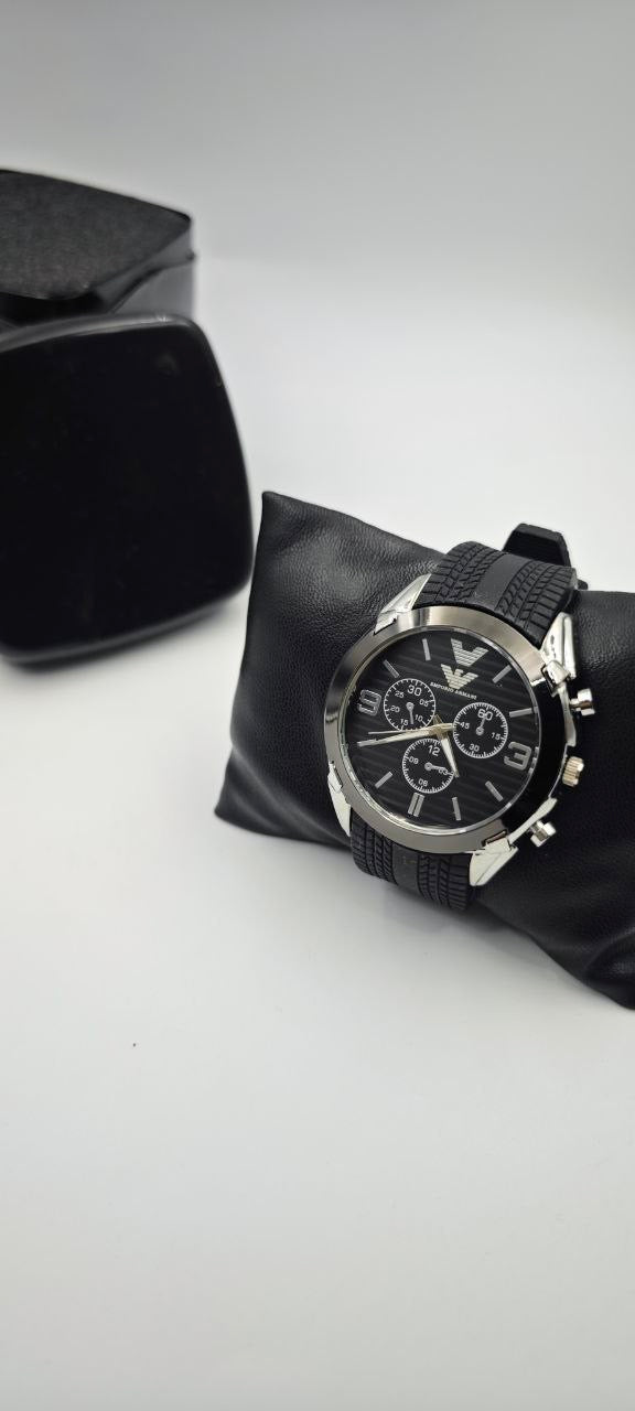 EMPOROİ ARMANI PLASTİK KORDON SİYAH SAAT