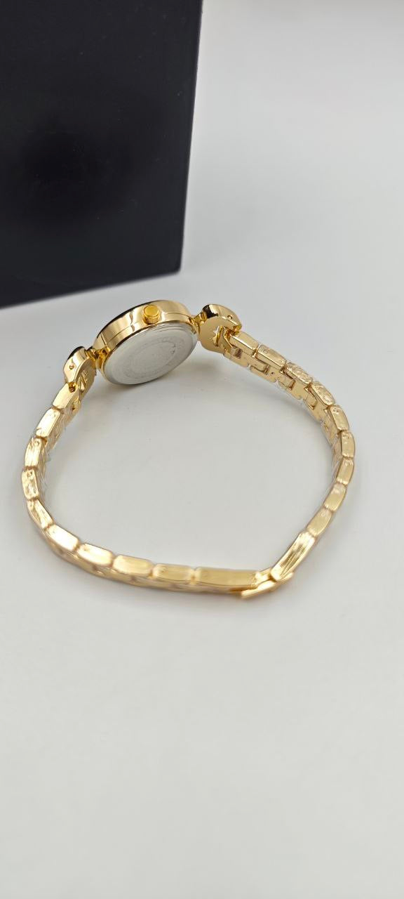 DIŞI GOLD İÇİ SİYAH YUVARLAK BAYAN SAAT