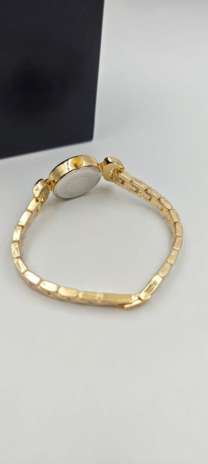 DIŞI GOLD İÇİ SİYAH YUVARLAK BAYAN SAAT