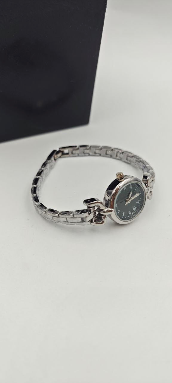 DIŞI GÜMÜŞ İÇİ YEŞİL YUVARLAK SAAT