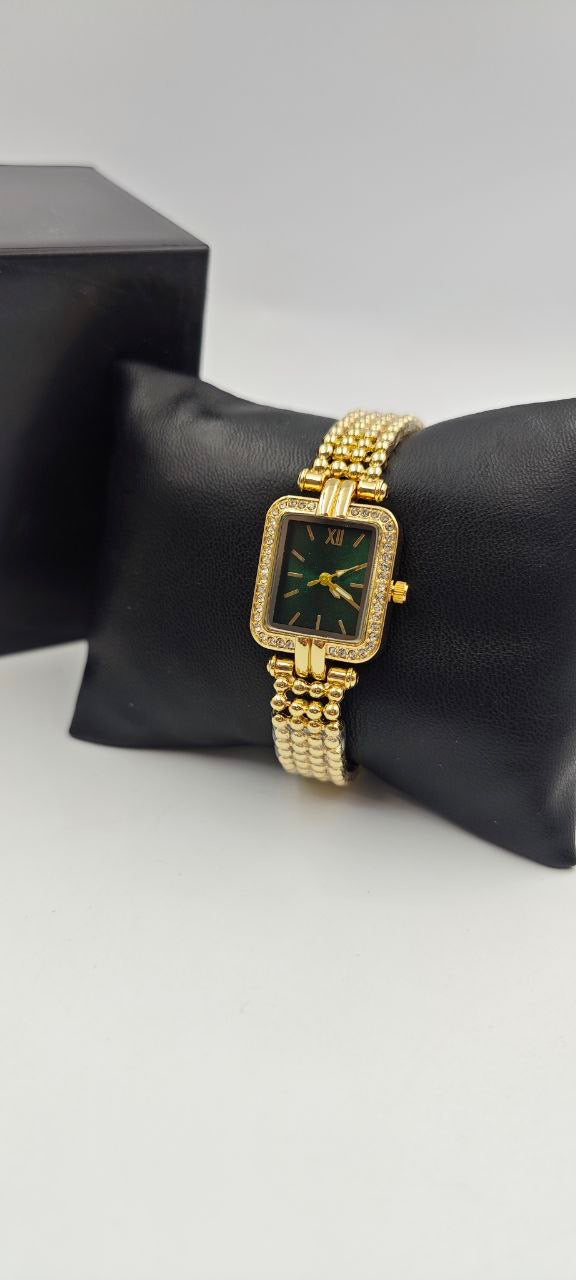 DIŞI ALTIN İÇİ YEŞİL KARE BAYAN SAAT