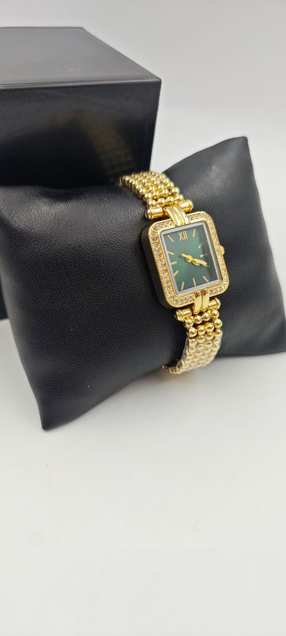 DIŞI ALTIN İÇİ YEŞİL KARE BAYAN SAAT