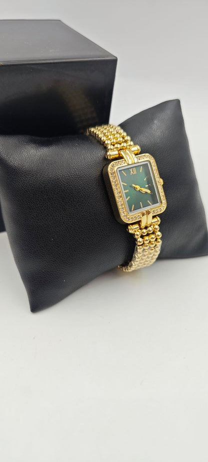 DIŞI ALTIN İÇİ YEŞİL KARE BAYAN SAAT