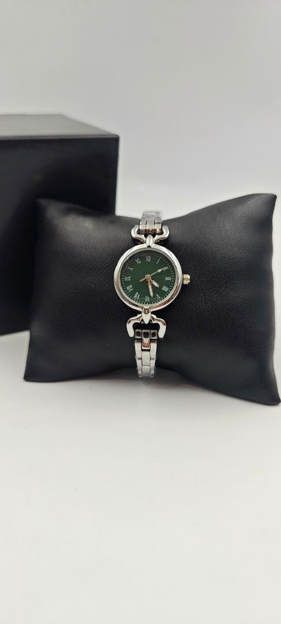 DIŞI GÜMÜŞ İÇİ YEŞİL YUVARLAK SAAT