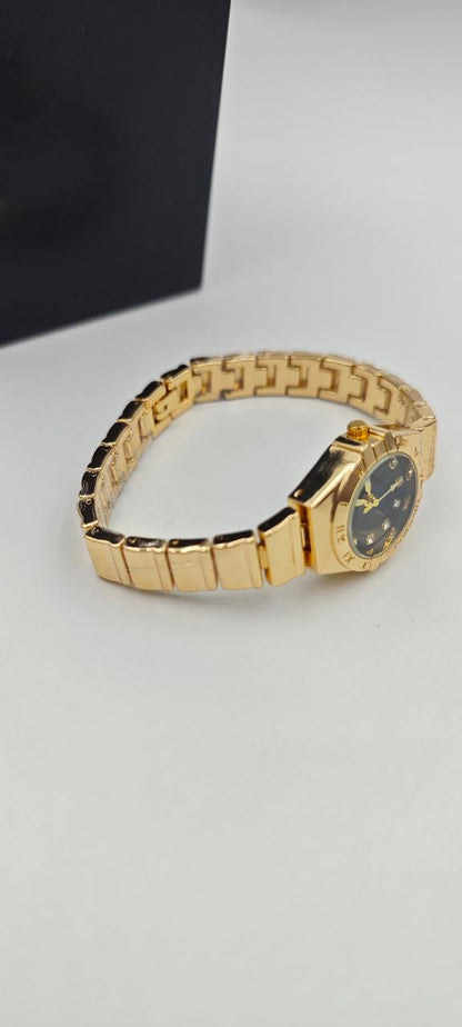 DIŞI ALTIN İÇİ SİYAH YUVARLAK BAYAN SAAT