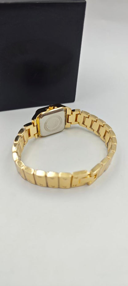 DIŞI ALTIN İÇİ SİYAH KARE BAYAN SAAT