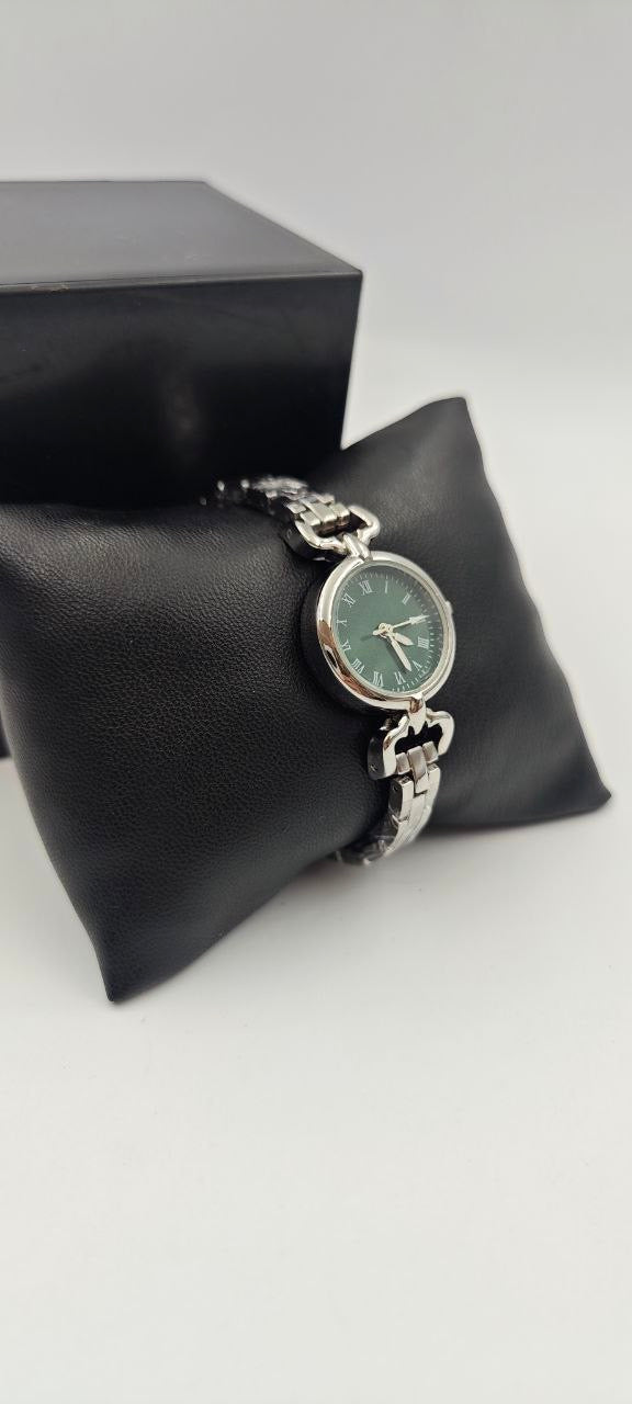 DIŞI GÜMÜŞ İÇİ YEŞİL YUVARLAK SAAT