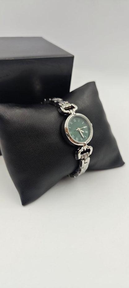 DIŞI GÜMÜŞ İÇİ YEŞİL YUVARLAK SAAT