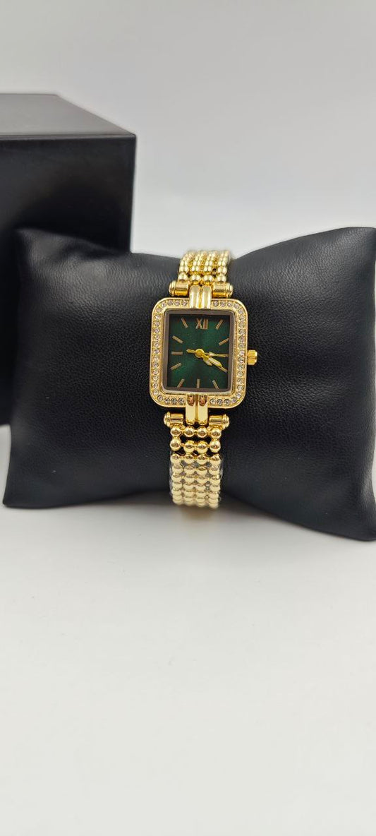 DIŞI ALTIN İÇİ YEŞİL KARE BAYAN SAAT
