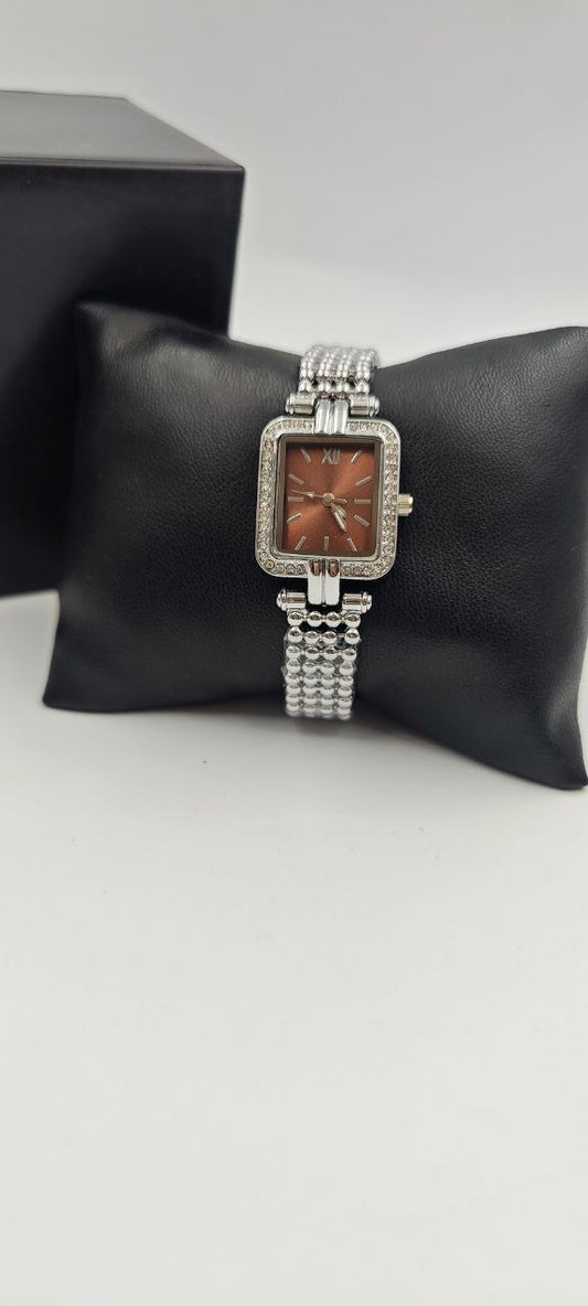 DIŞI GÜMÜŞ İÇİ KAHVERENGİ KARE BAYAN SAAT