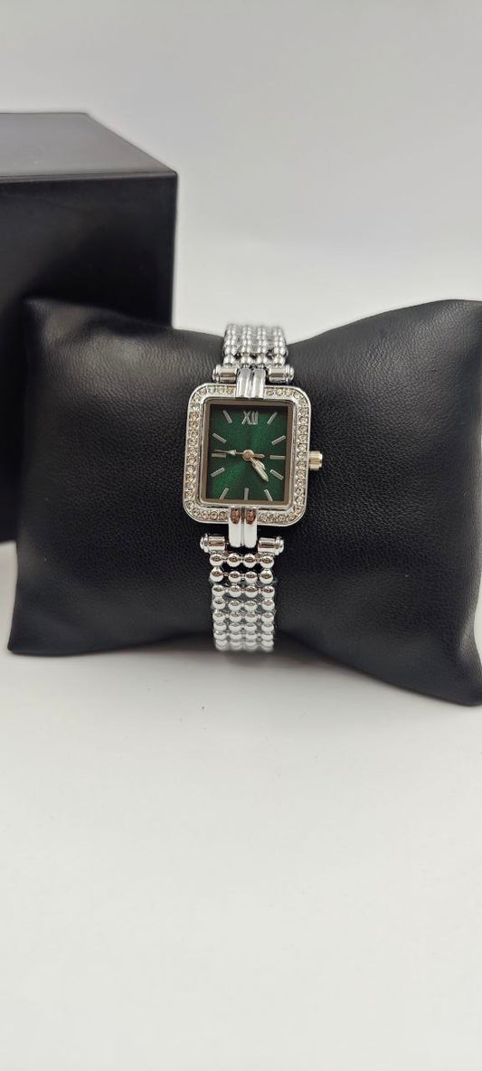 DIŞI GÜMÜŞ İÇİ YEŞİL KARE BAYAN SAAT